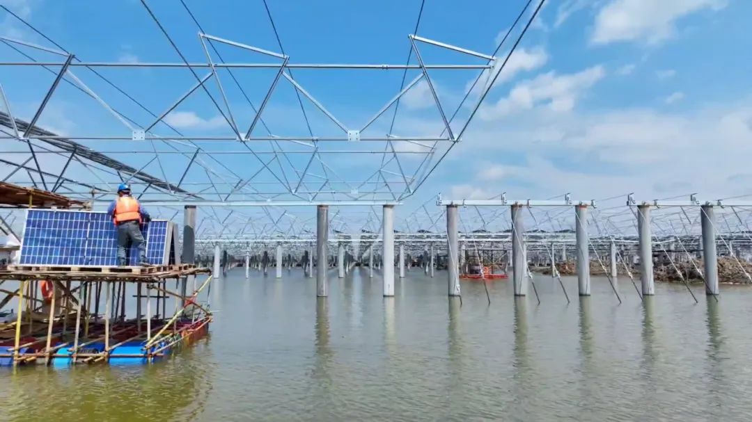 深圳安泰科助力三峡青口盐场项目,柔性支架引领渔光互补新潮流(图2) 深圳安泰科助力三峡青口盐场项目,柔性支架引领渔光互补新潮流(图2)
